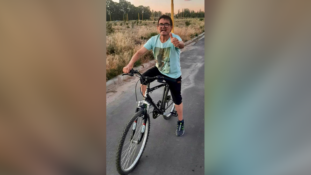 Una de las últimas fotos de Alejandro Claren Victoriano, en su bicicleta. Foto: Gentileza Miguel Bebe DAngelo.