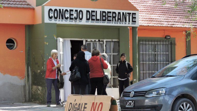 Muchos vecinos firmaron el pedido de derogación de la ordenanza.