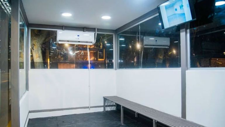 La parada de colectivos cuenta con aire acondicionado frío-calor, cerramiento total y bancos, pensados para mejorar la espera en días de temperaturas extremas. La parada de colectivos cuenta con aire acondicionado frío-calor, cerramiento total y bancos, pensados para mejorar la espera en días de temperaturas extremas.