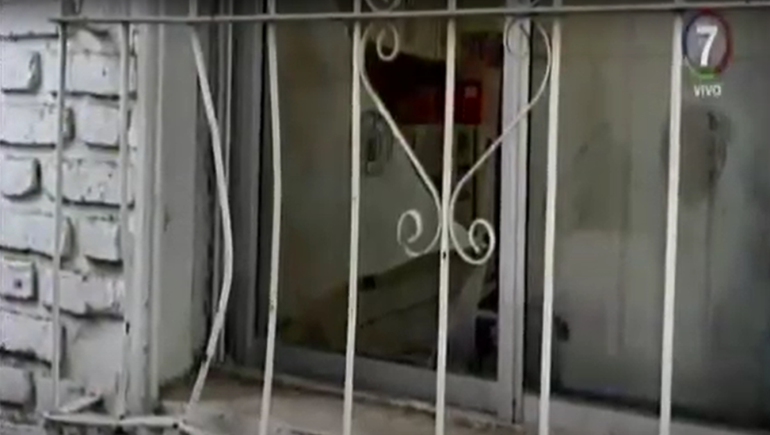 Forzaron una reja y rompieron una ventana para entrar Forzaron una reja y rompieron una ventana para entrar