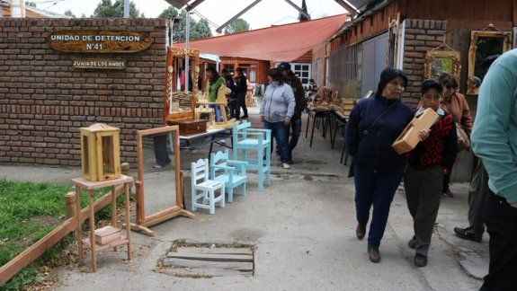 Exitosa feria de venta de artesanías hechas por presos del Penal 41
