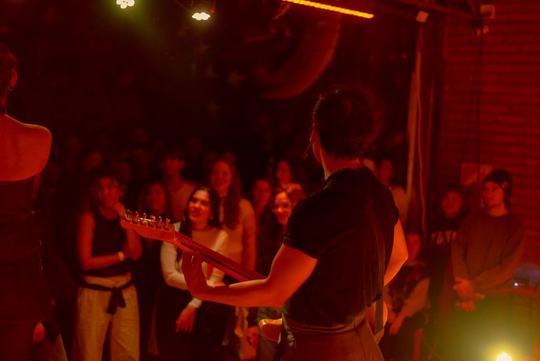 Está cerca la noche surreal: gastronomía, música y arte en vivo