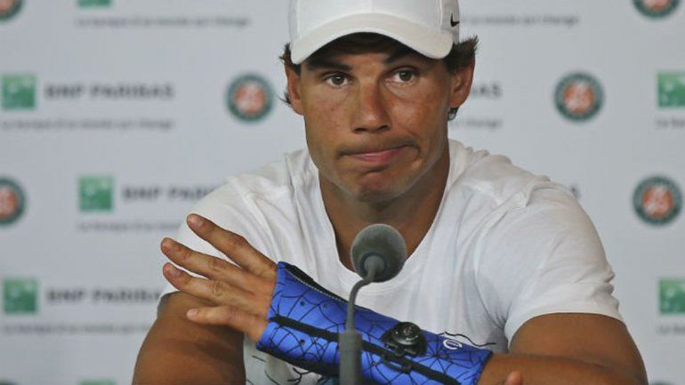 Rafa Nadal se retiró de Roland Garros por una lesión en la muñeca izquierda.