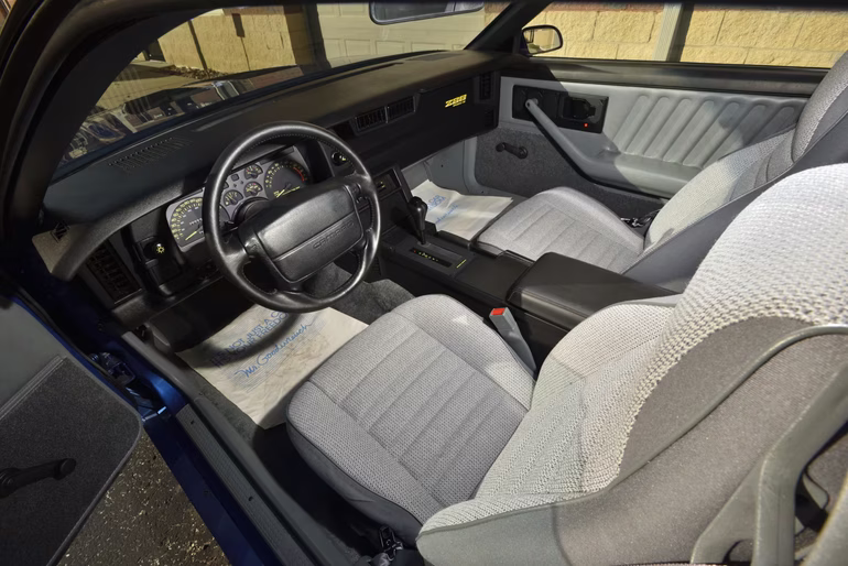 Inmaculado: el interior del Chevrolet Camaro está tal cual como salió de la concesionaria. ¡Hasta conserva las alfombras de papel! Foto: Mecum Auctions Inmaculado: el interior del Chevrolet Camaro está tal cual como salió de la concesionaria. ¡Hasta conserva las alfombras de papel! Foto: Mecum Auctions