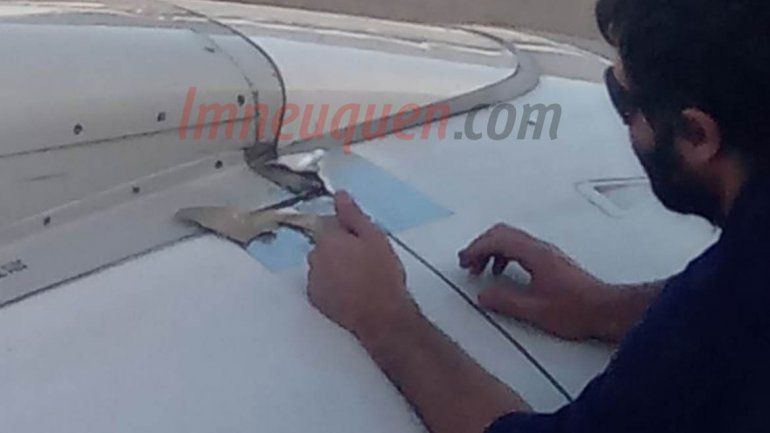 La pegatina con cinta adhesiva en una de las turbinas generó inquietud en un vuelo a Comodoro
