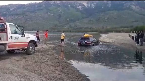 Una familia de Neuquén quedó encajada al intentar cruzar un arroyo en Moquehue