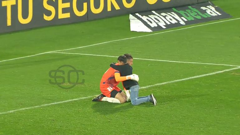 El conmovedor gesto de un niño con el arquero de Defensa y Justicia tras el gol de Boca