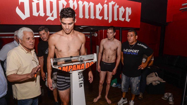 Mauro Godoy dio el peso en medio de una jornada de incertidumbre. El campeón se quedó sin título en la balanza. Si gana el cordobés