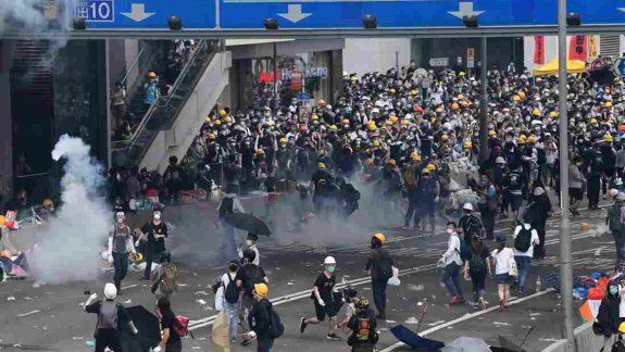 gases y balas de goma en una furiosa hong kong