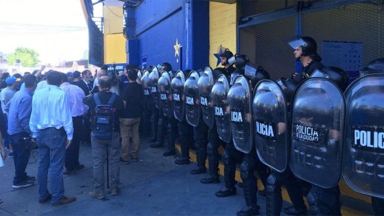 Tensión en La Bombonera: hinchas sin entradas, cara a cara con Infantería