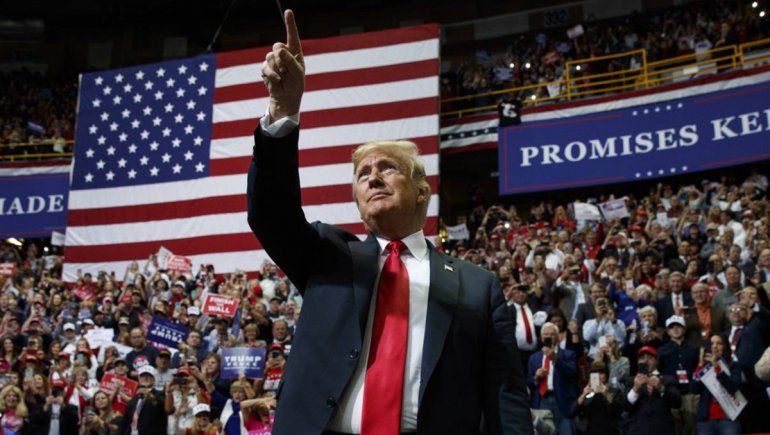 Trump retomó la campaña y pidió que realicen menos test