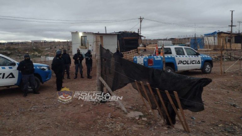 Además de demorar a cuatro de los presuntos integrantes de la banda delictiva, la Policía secuestró armas de fuego y municiones.