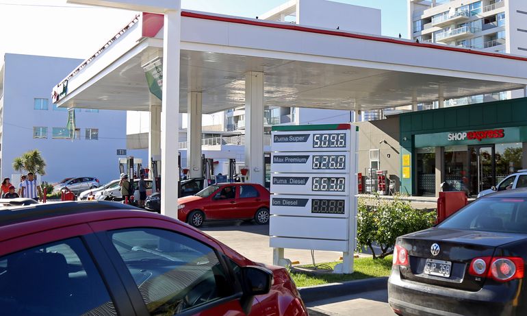 La nafta subió igual, a pesar de que el gobierno dispuso un aumento gradual del impuesto a los combustibles