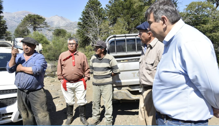 El ministro de Economía, Producción e Industria, Guillermo Koenig, junto a otros funcionarios, recorrió la zona afectada por el incendio en el Valle Magdalena. Foto: Prensa Producción El ministro de Economía, Producción e Industria, Guillermo Koenig, junto a otros funcionarios, recorrió la zona afectada por el incendio en el Valle Magdalena. Foto: Prensa Producción
