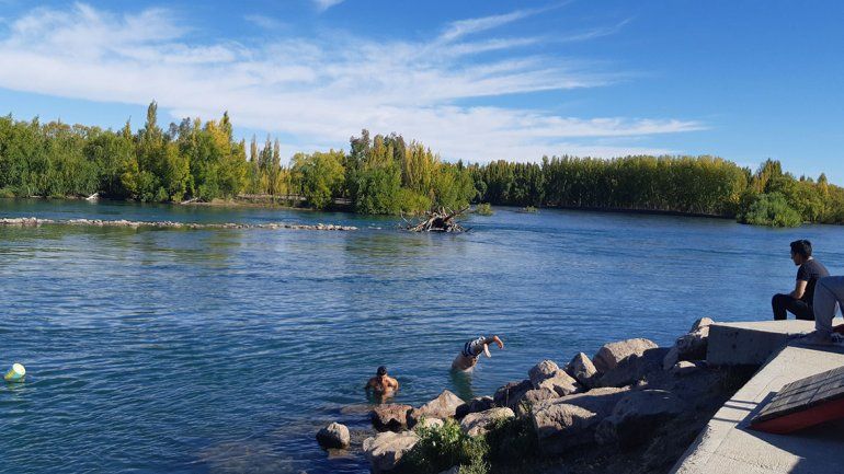 En otoño y sin los guardavidas, la gente se baña igual en el Limay