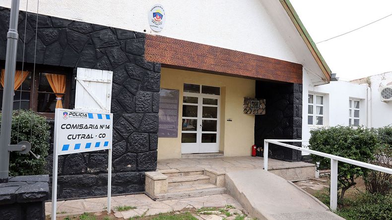 Efectivos observaron a la mujer narco mientras caminaba por el sector comercial. | LM Neuquen Efectivos observaron a la mujer narco mientras caminaba por el sector comercial.