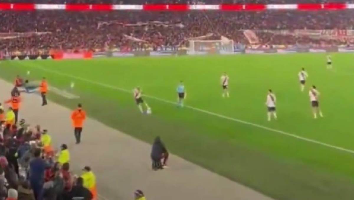 No se vio en la TV: el pelotazo de Maxi Salas a la tribuna ante San Lorenzo que molestó en River