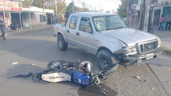 No respetó la prioridad de paso y chocó a un joven motociclista