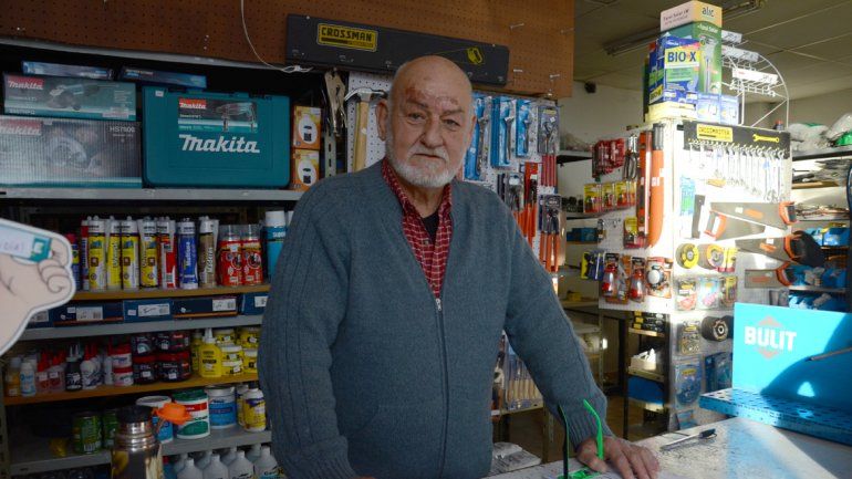Arturo Orzábal hoy atiende una ferretería que alterna con su amor por la enseñanza del deporte que ama.&nbsp;