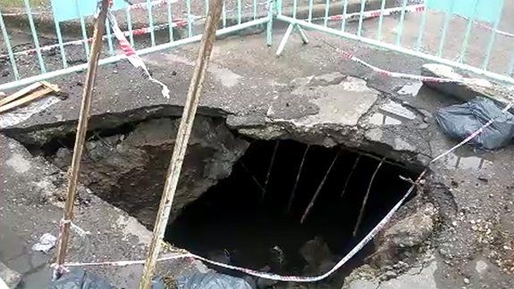 La lluvia abrió un cráter en una esquina del Bajo