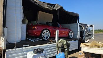El misterio del lujoso auto que llevaban escondido en un camión de mudanza