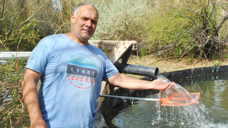 Federico Fernández Menta, en su emprendimiento de Covunco. | LM Neuquen Federico Fernández Menta, en su emprendimiento de Covunco.