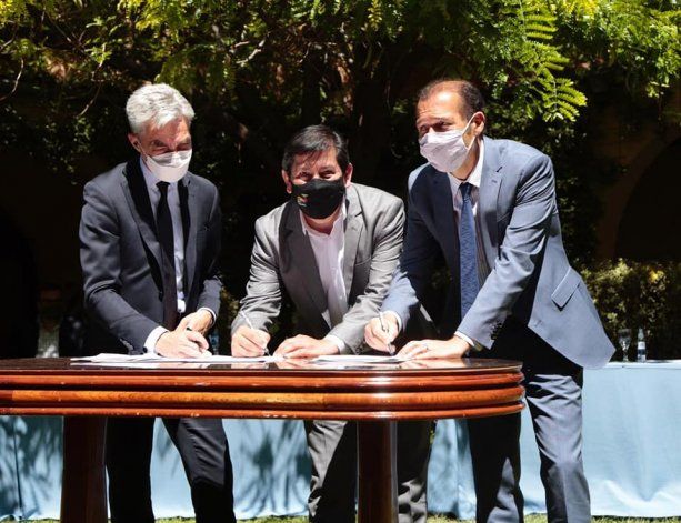 El intendente Sandro Badilla junto al gobernador Omar Gutiérrez.