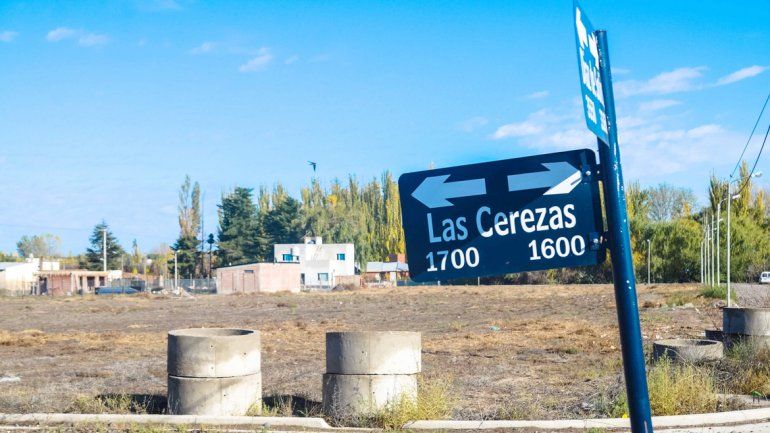 El nuevo barrio tiene casas en construcción y las que ya están habitadas tienen unos paredones de más de 2 metros de alto y alambre en espiral de cuchillas.