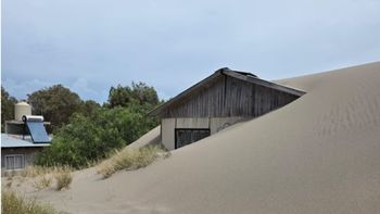 Una de las casas de Bahía Creek tapada por la arena. Una de las casas de Bahía Creek tapada por la arena.