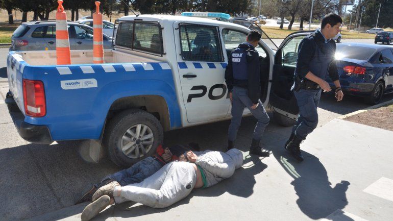 En un raid delictivo, escaparon, chocaron un patrullero y los atraparon
