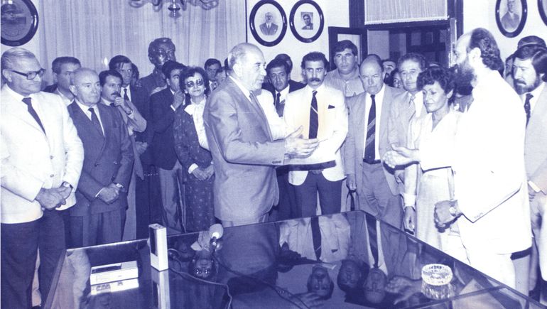 Felipe Sapag, tomando juramento como ministro a Miguel Cavallo. Felipe Sapag, tomando juramento como ministro a Miguel Cavallo.