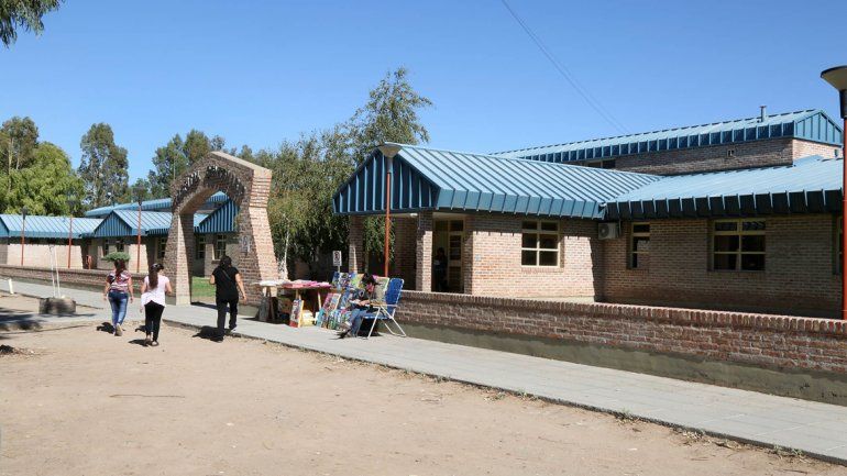 El preso de la alcaidía de la Comsaría Quinta, tras ser herido fue trasladado de inmediato al hospital Natalio Burd de Centenario. El preso de la alcaidía de la Comsaría Quinta, tras ser herido fue trasladado de inmediato al hospital Natalio Burd de Centenario.