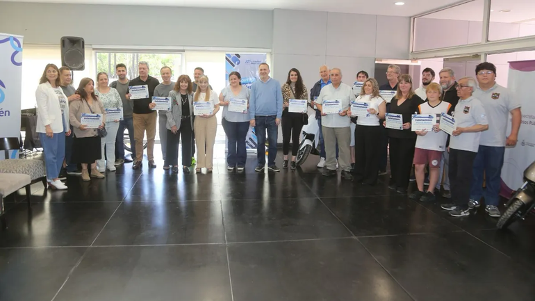 La Muni de Neuquén entregó motos eléctricas, computadoras y televisores a los buenos contribuyentes