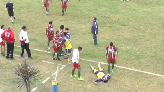 Un futbolista murió luego de recibir un golpe en pleno partido