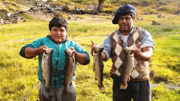 Una familia dedicada a la cría de truchas.