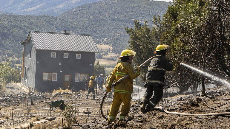 Los Bomberos lograron frenar las llamas para que no lleguen a una vivienda.&nbsp;