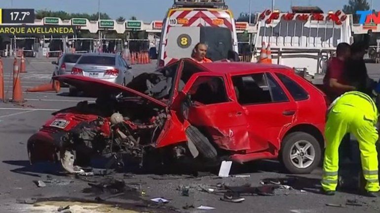 Se estrelló contra una valla de cemento y murió