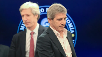 El ministro de Economía, Luis Caputo, junto a su su alter ego y titular del Banco Central, Santiago Bausili, lograron calmar transitoriamente a los mercados. El ministro de Economía, Luis Caputo, junto a su su alter ego y titular del Banco Central, Santiago Bausili, lograron calmar transitoriamente a los mercados.