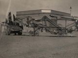 Tractor tirando de maquinaria agrícola. Colección Dwynwen Belsey Califronia 1955