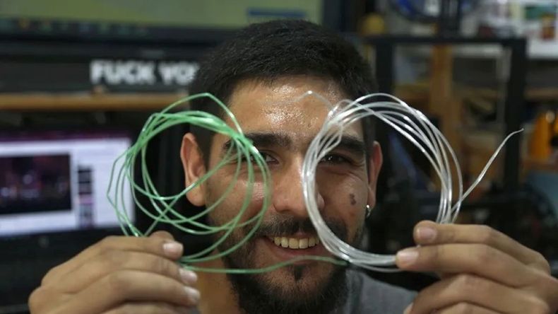 Conoce al neuquino que transforma residuos plásticos en marcos de anteojos | LM Neuquen Conoce al neuquino que transforma residuos plásticos en marcos de anteojos