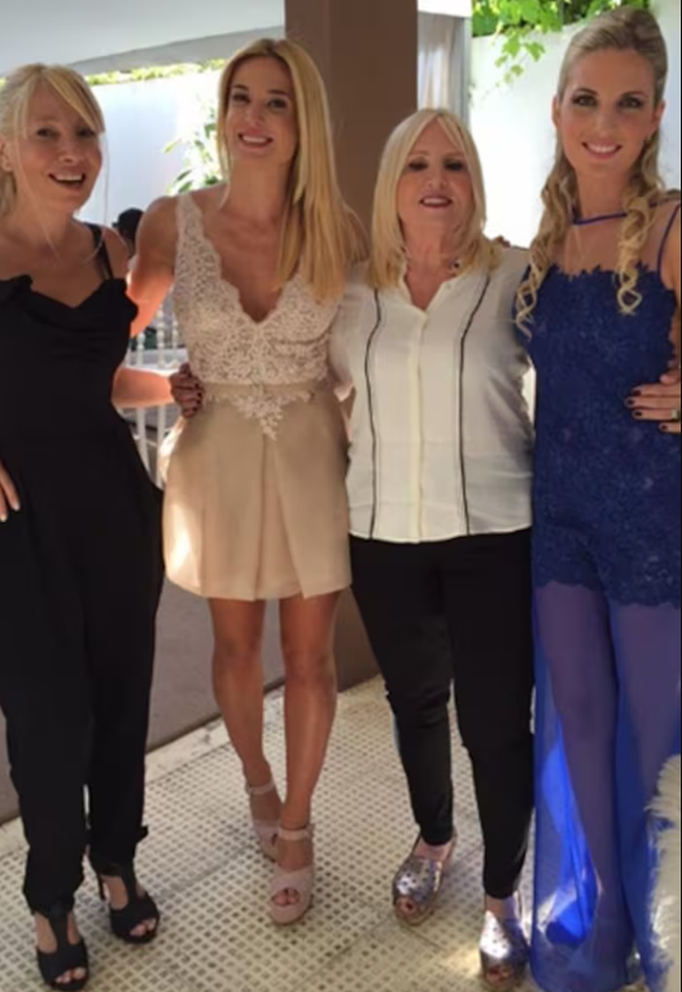 Jésica Cirio junto a su hermana, su mamá y una amiga de la familia.