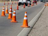 Cuando cruzaba la ruta 40, cerca del límite entre Chubut y Río Negro, el chico de 16 años pateó varios conos en un puesto de control vehicular (imagen ilustrativa). 
