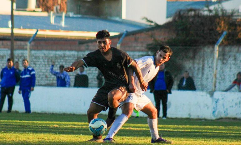 Atlético y Círculo protagonizaron un partido cambiante y con muchas alternativas en la ida. Foto: Ojo Granate