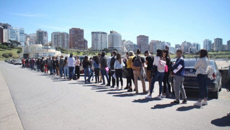 Varias cuadras de cola por un trabajo temporario en Mar del Plata