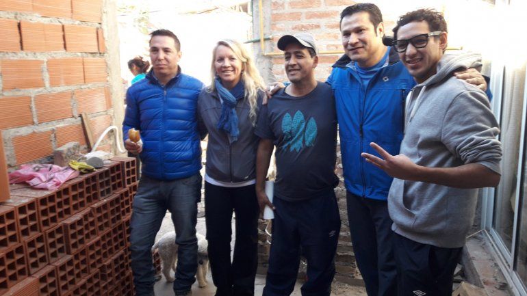 José de las Casas e Isabel Mosna (a la izquierda) en plena campaña.