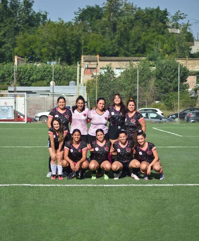 El equipo de las abogadas de Tercera instancia. Es la primera vez que el Colegio de Abogados de Neuquén tiene un equipo de mujeres en esta disciplina. El equipo de las abogadas de Tercera instancia. Es la primera vez que el Colegio de Abogados de Neuquén tiene un equipo de mujeres en esta disciplina.