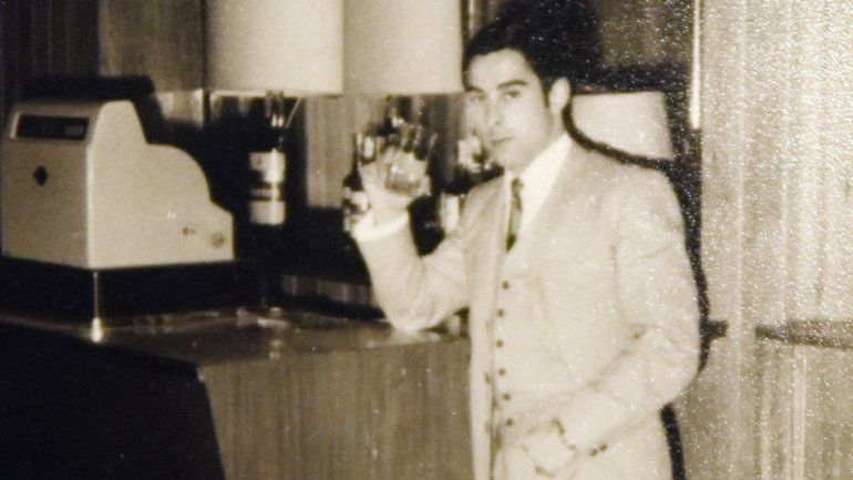 El conserje en la barra del hotel. Usaba tres trajes por día