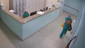 La enfermera le dijo a la madre que debía trasladar a la bebé para realizarle diversos exámenes de control clínico.