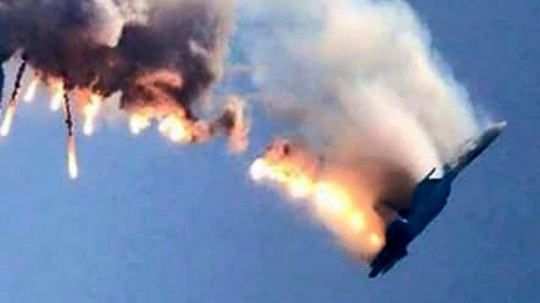 El Su -24 cuando caía luego de ser alcanzado por un misil aire-aire turco.