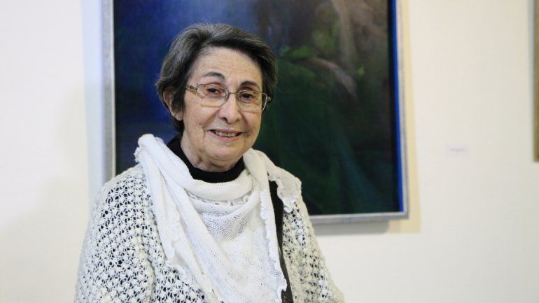 La artista Elva Elissetche junto a una de sus obras.